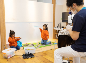 鷺沼・宮前区の家族が笑顔で歯医者に通う様子｜東有馬おとなこども歯科 予防歯科